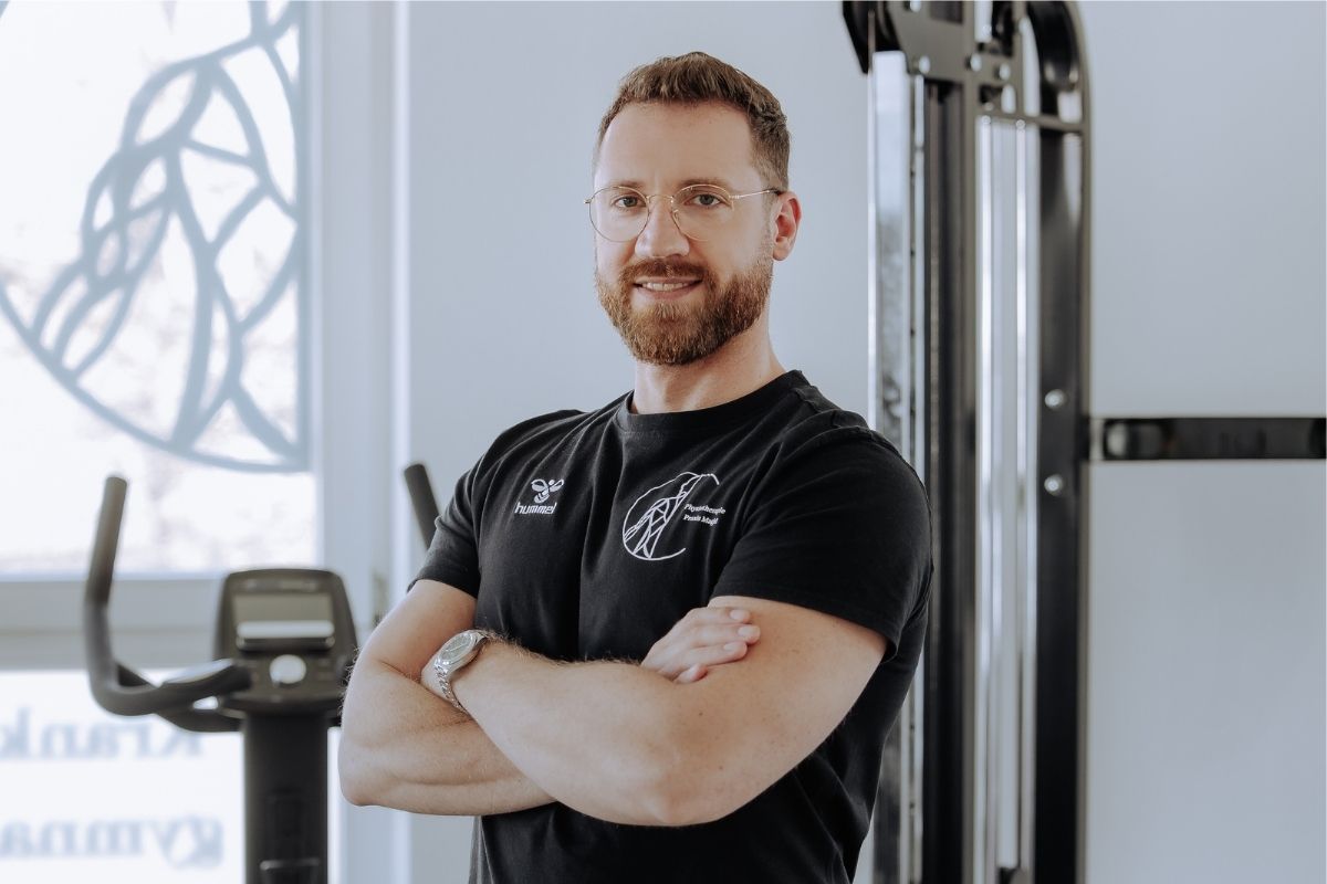 Physiotherapeut Alexander S. in Trainingsbereich der Praxis in Paderborn