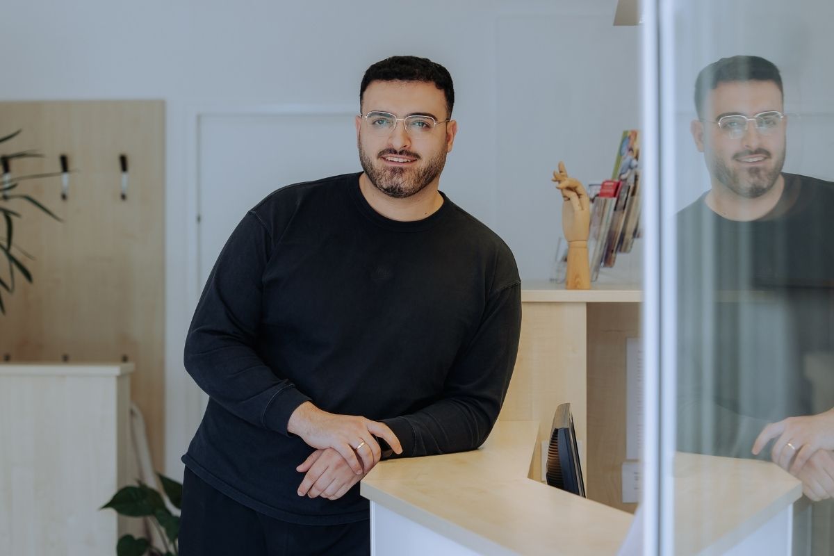 Physiotherapeut in Praxis an Empfangstheke in Paderborn