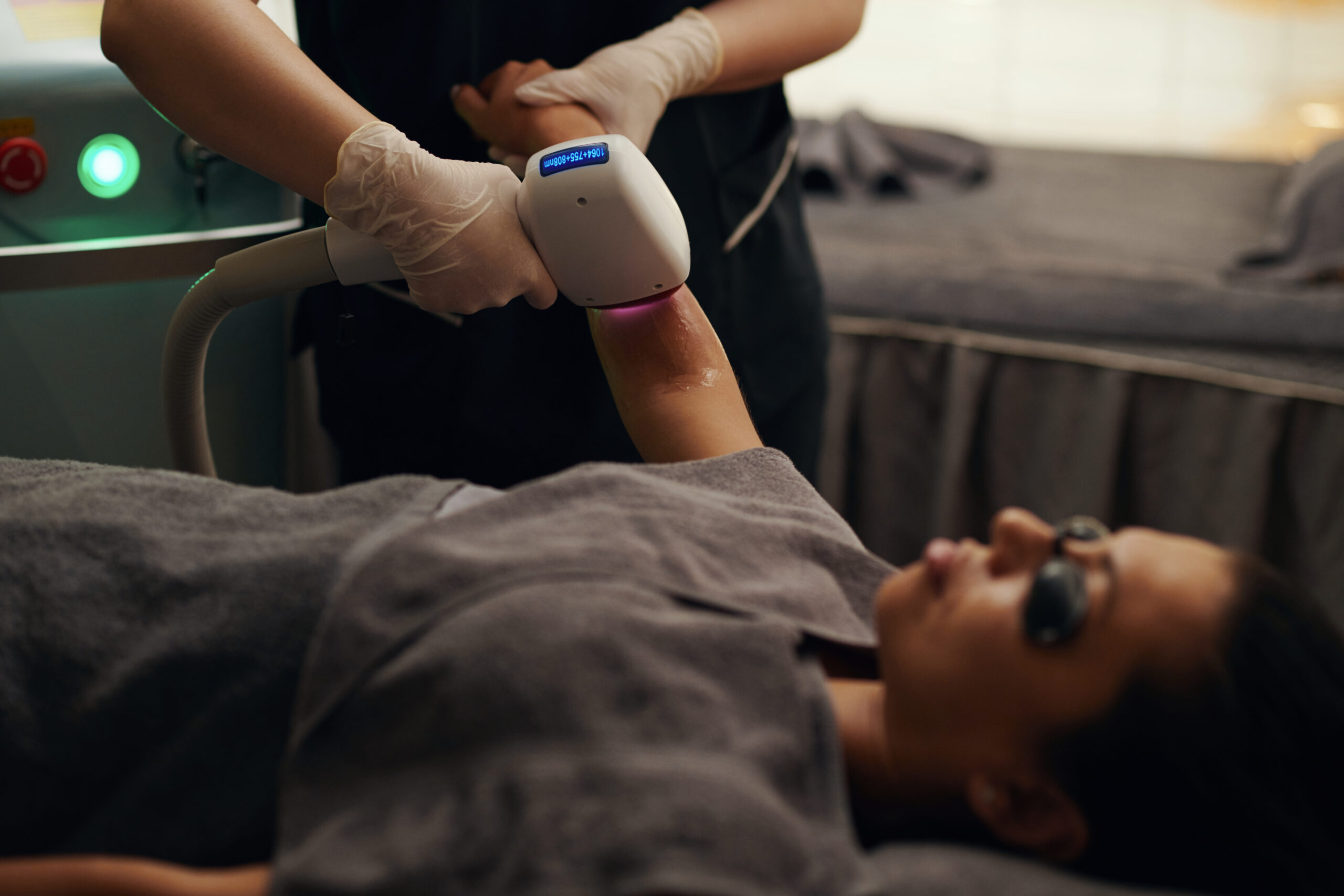 Physiotherapeutische Behandlung mit Infrarotgerät zur Förderung der Durchblutung im Gewebe
