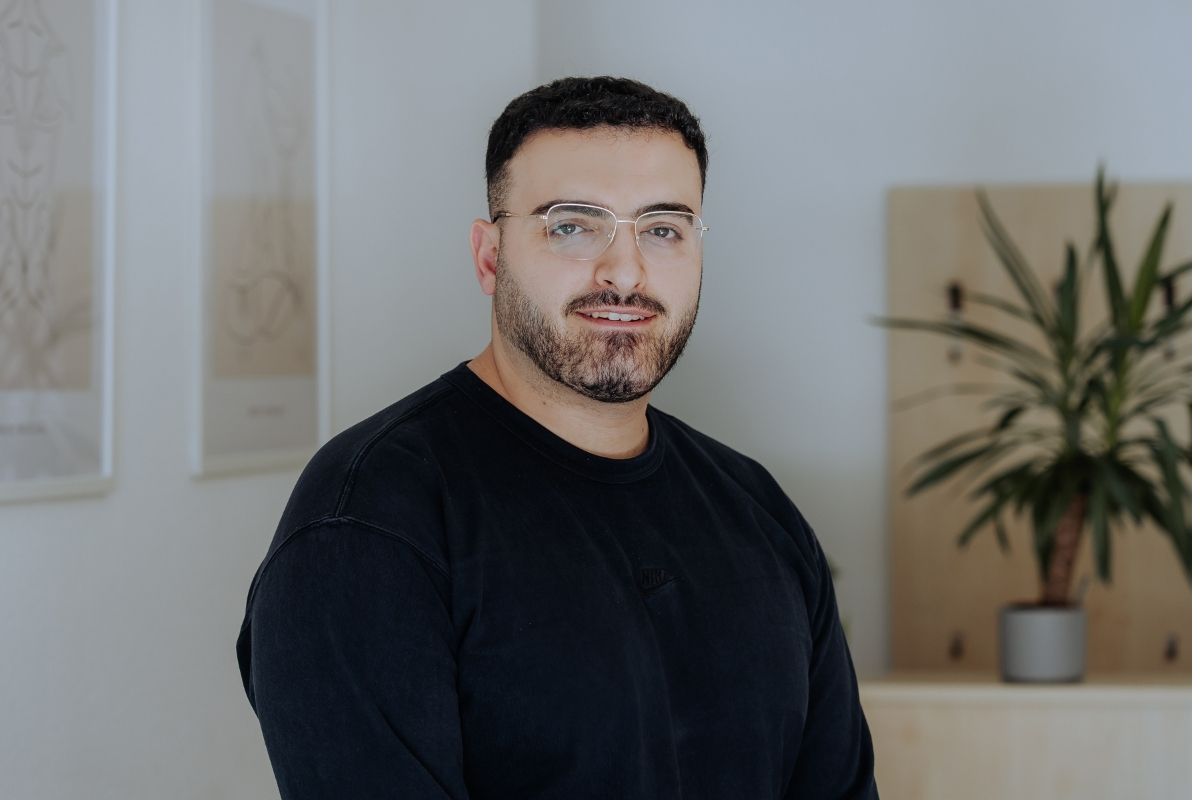 Physiotherapeut Zana Magid in moderner Praxis in Paderborn