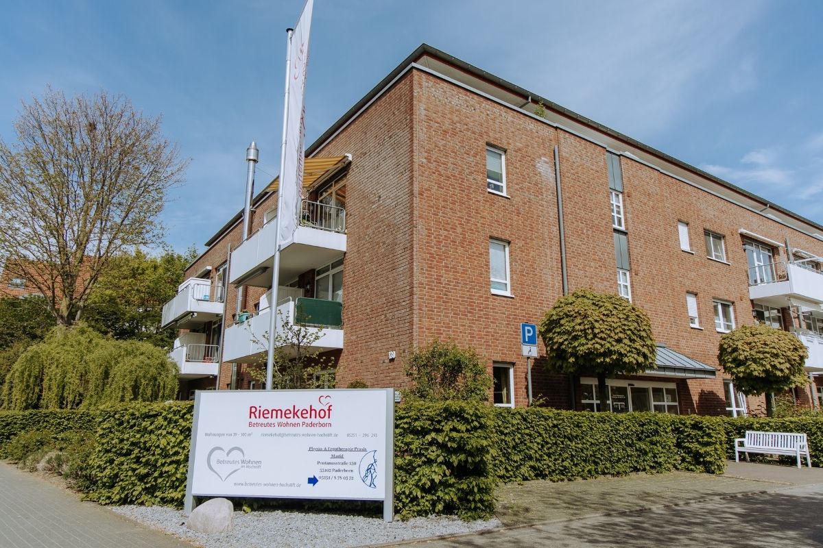 Außenansicht der Praxis im Riemekeviertel in Paderborn mit Gebäude und Eingangsbereich