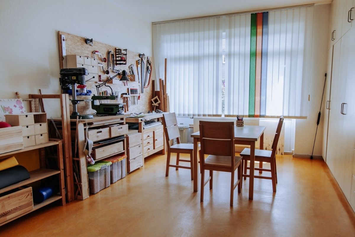 Ergotherapie Arbeitsraum der Praxis im Riemekeviertel mit Werkbank und Trainingsmaterial