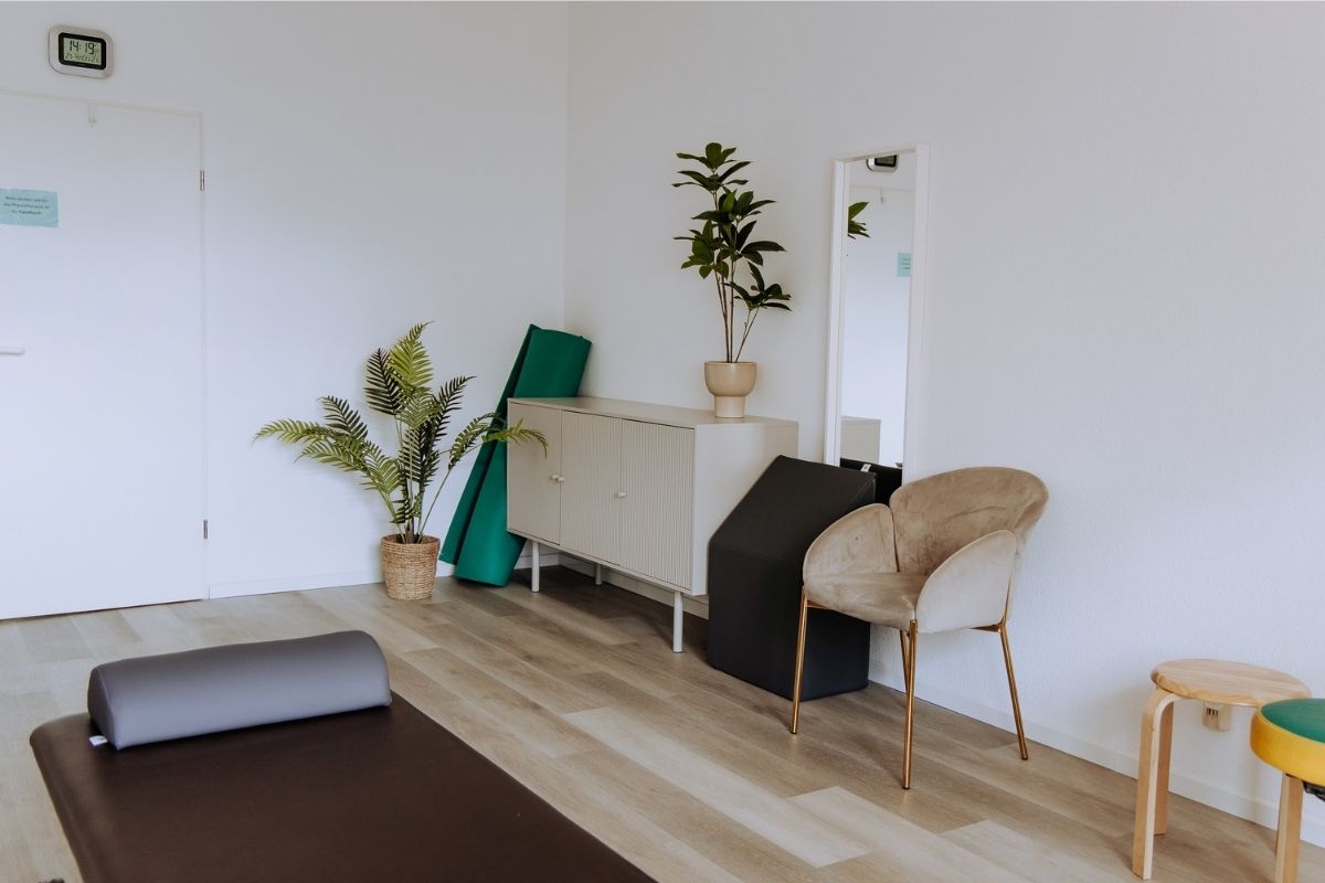 Heller Therapieraum der Praxis im Riemekeviertel mit Sitzbereich und Trainingsmatten