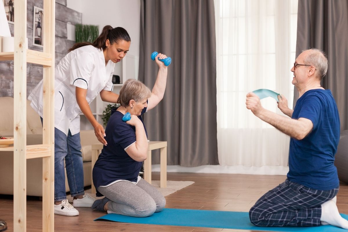 Geriatrische Ergotherapie mit Bewegungs- und Alltagstraining für ältere Menschen
