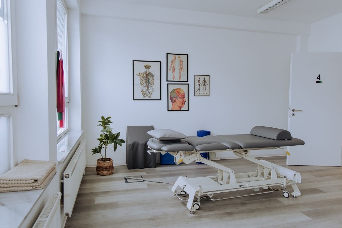 Moderner Behandlungsraum der Praxis für Physiotherapie und Ergotherapie am Liboriberg in Paderborn.