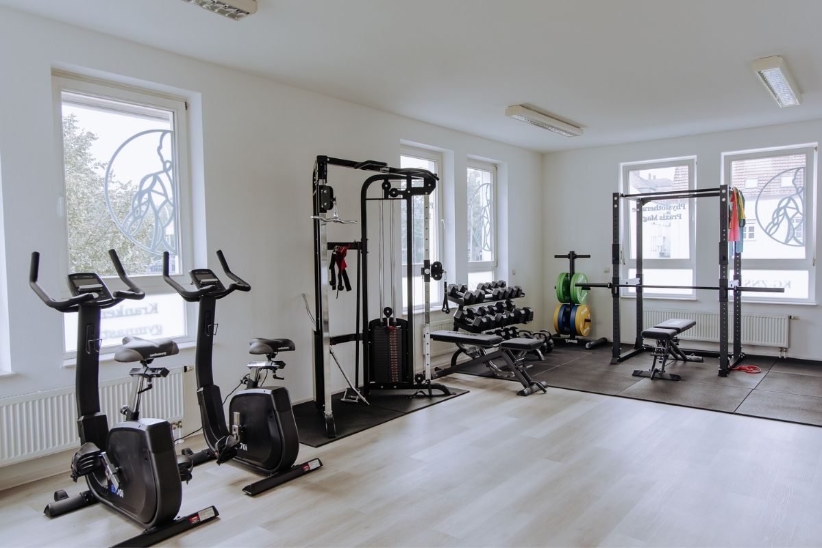 Moderner Trainingsbereich der Praxis für Physiotherapie und Ergotherapie am Liboriberg in Paderborn.