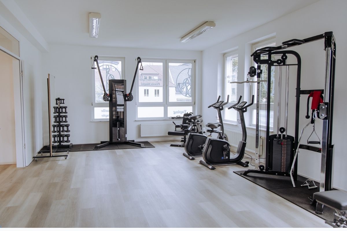 Moderner Trainingsbereich der Praxis für Physiotherapie und Ergotherapie am Liboriberg in Paderborn mit verschiedenen Trainingsgeräten.